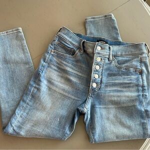 Express women’s skinny mid rise, cropped jeans. Size 6 short. Stretch material.